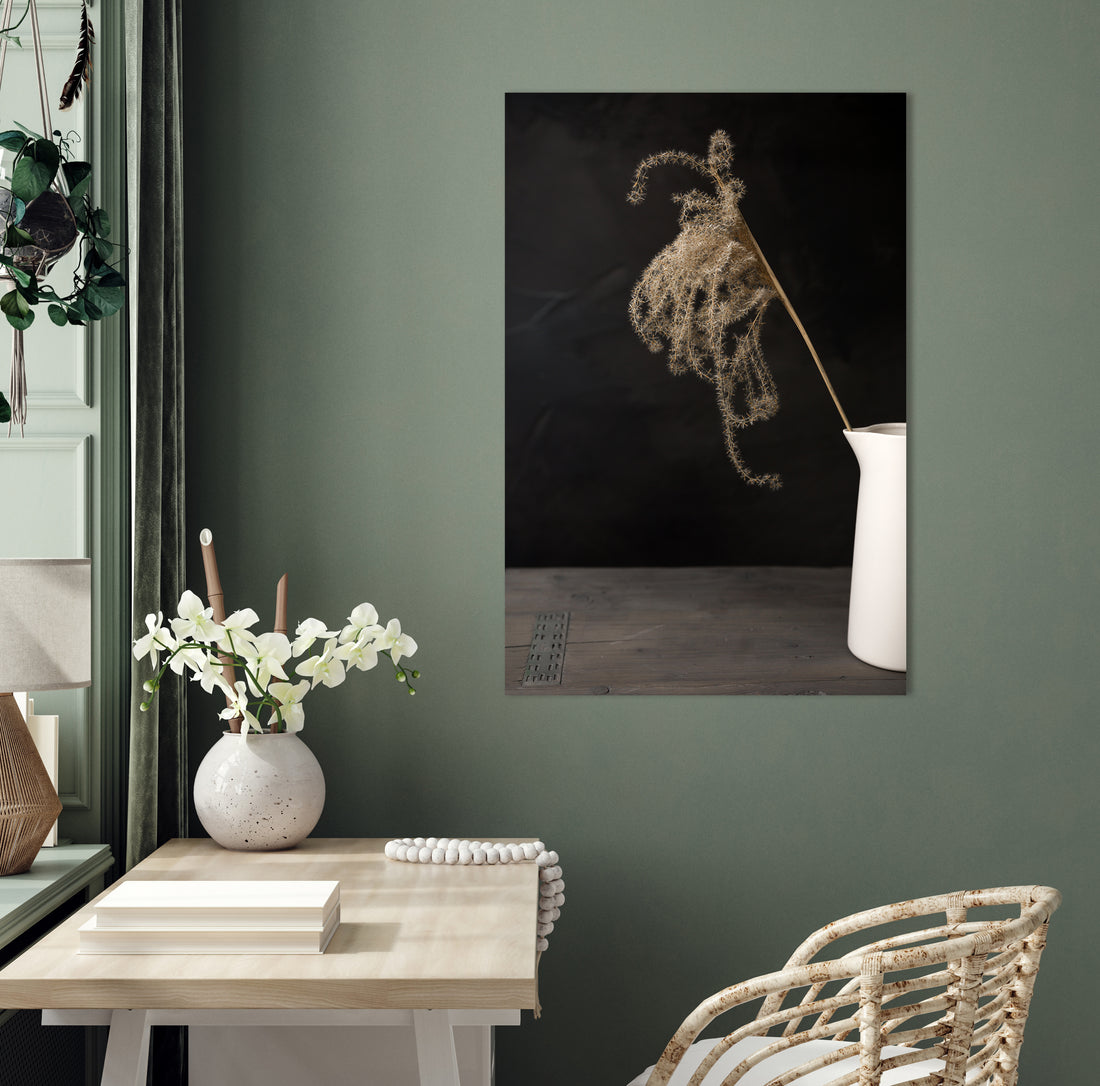 Dunkles Stillleben mit getrockneten Blumen auf altem Holztisch - Mayra Fotografie