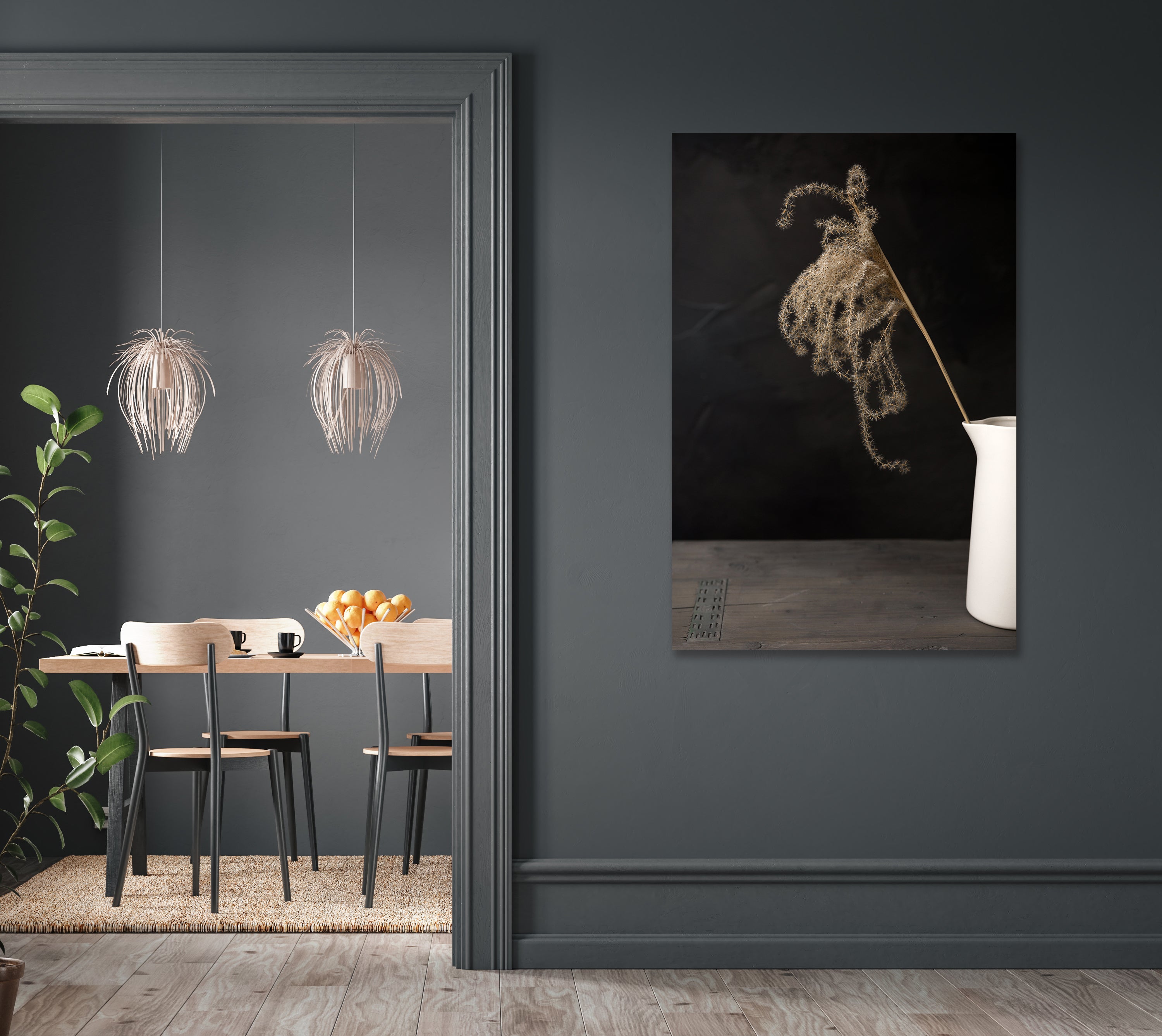 Dunkles Stillleben mit getrockneten Blumen auf altem Holztisch - Mayra Fotografie