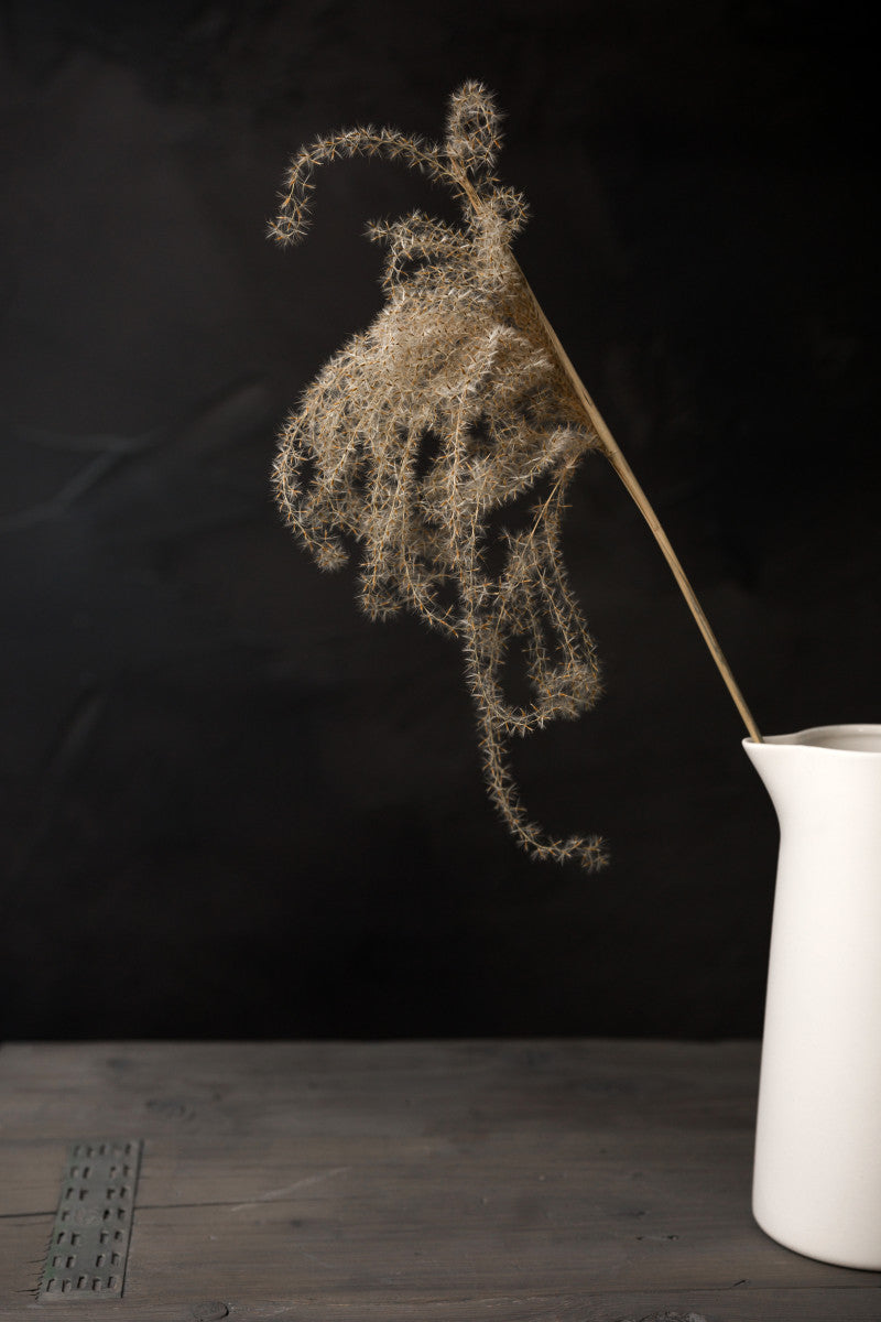 Dunkles Stillleben mit getrockneten Blumen auf altem Holztisch - Mayra Fotografie