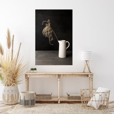 Dunkles Stillleben mit Licht auf Schilfrohr in weißer Vase - Mayra Photography