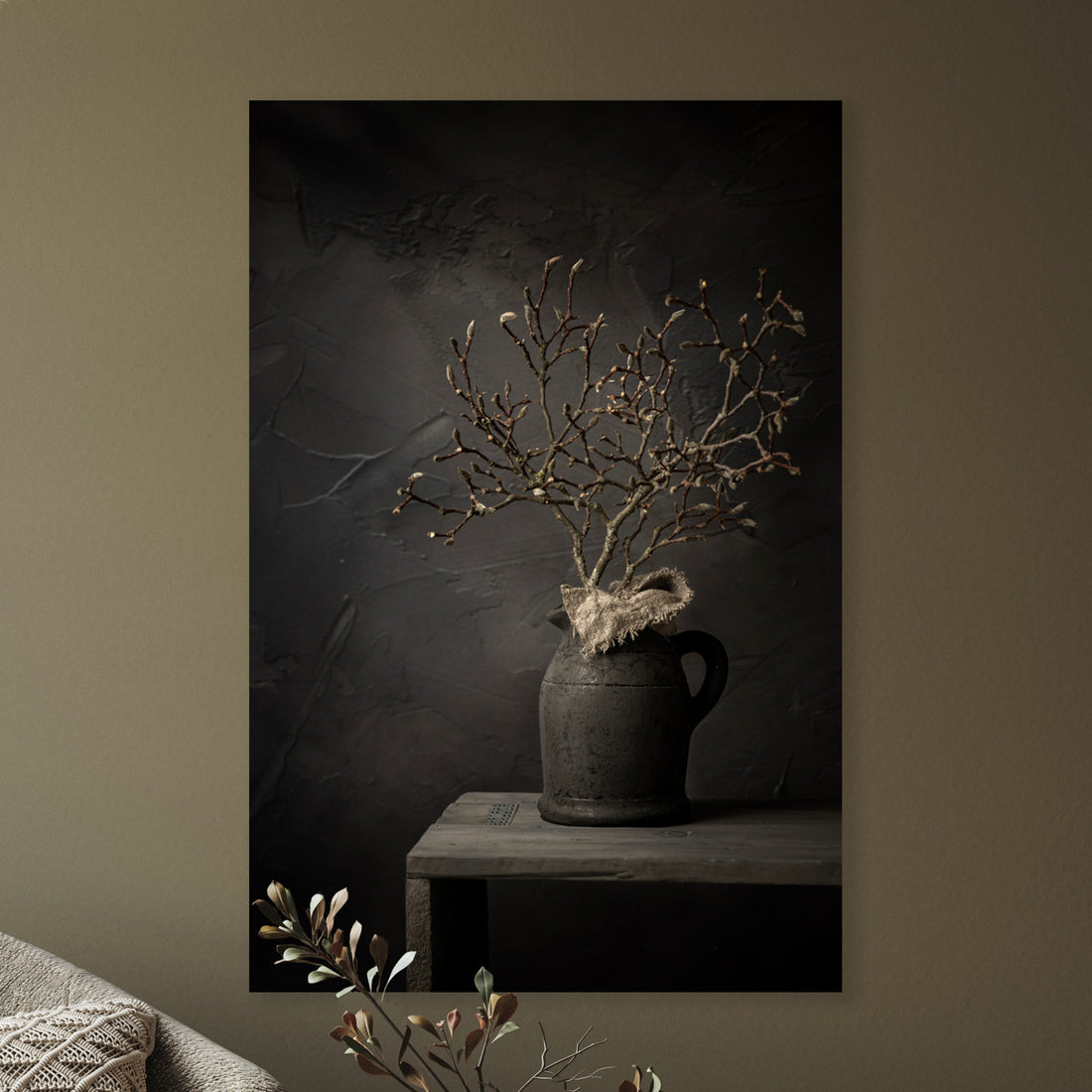 Dunkles Stillleben mit Magnolienzweig im Krug - Mayra Photography