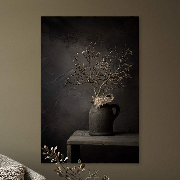 Dunkles Stillleben mit Magnolienzweig im Krug - Mayra Photography