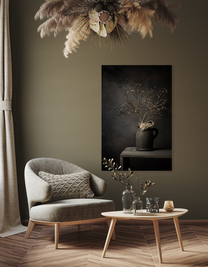 Dunkles Stillleben mit Magnolienzweig im Krug - Mayra Photography