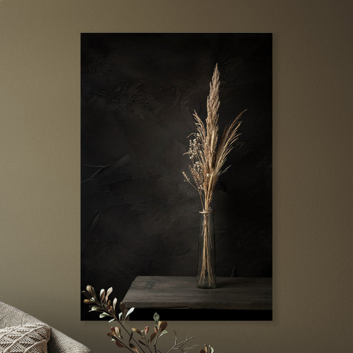 Dunkles Stillleben mit getrockneten Blumen auf altem Holztisch - Mayra Fotografie