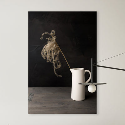 Dunkles Stillleben mit Licht auf Schilfrohr in weißer Vase - Mayra Photography