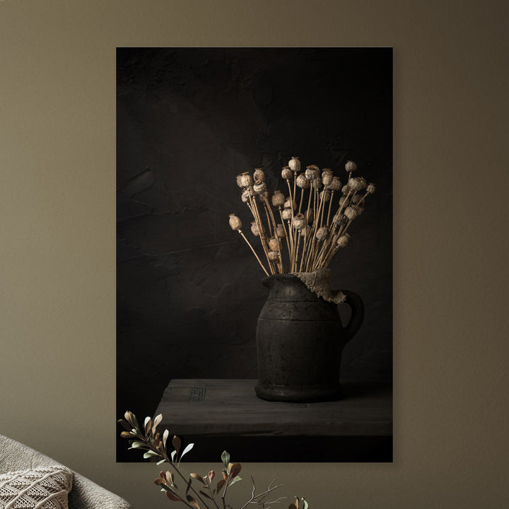Dunkles Stillleben mit Zweigen getrockneter Mohnknollen in einem Krug - Mayra Photography