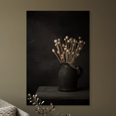 Dunkles Stillleben mit Zweigen getrockneter Mohnknollen in einem Krug - Mayra Photography