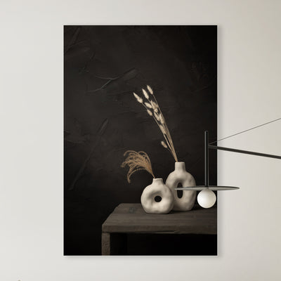 Dunkles Stillleben mit Schilfrohrbüscheln in weißen Gläsern - Mayra Photography