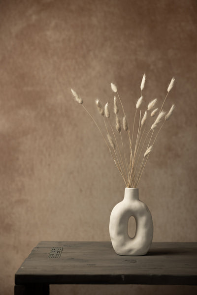 Stillleben mit Trockenblumen in einer weißen Vase - Mayra Photography