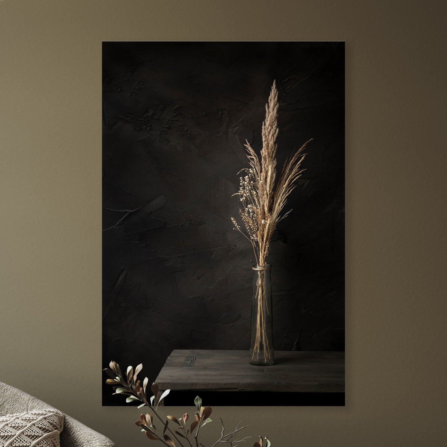 Donker stilleven met droogbloemen op oude houten tafel - Mayra Fotografie