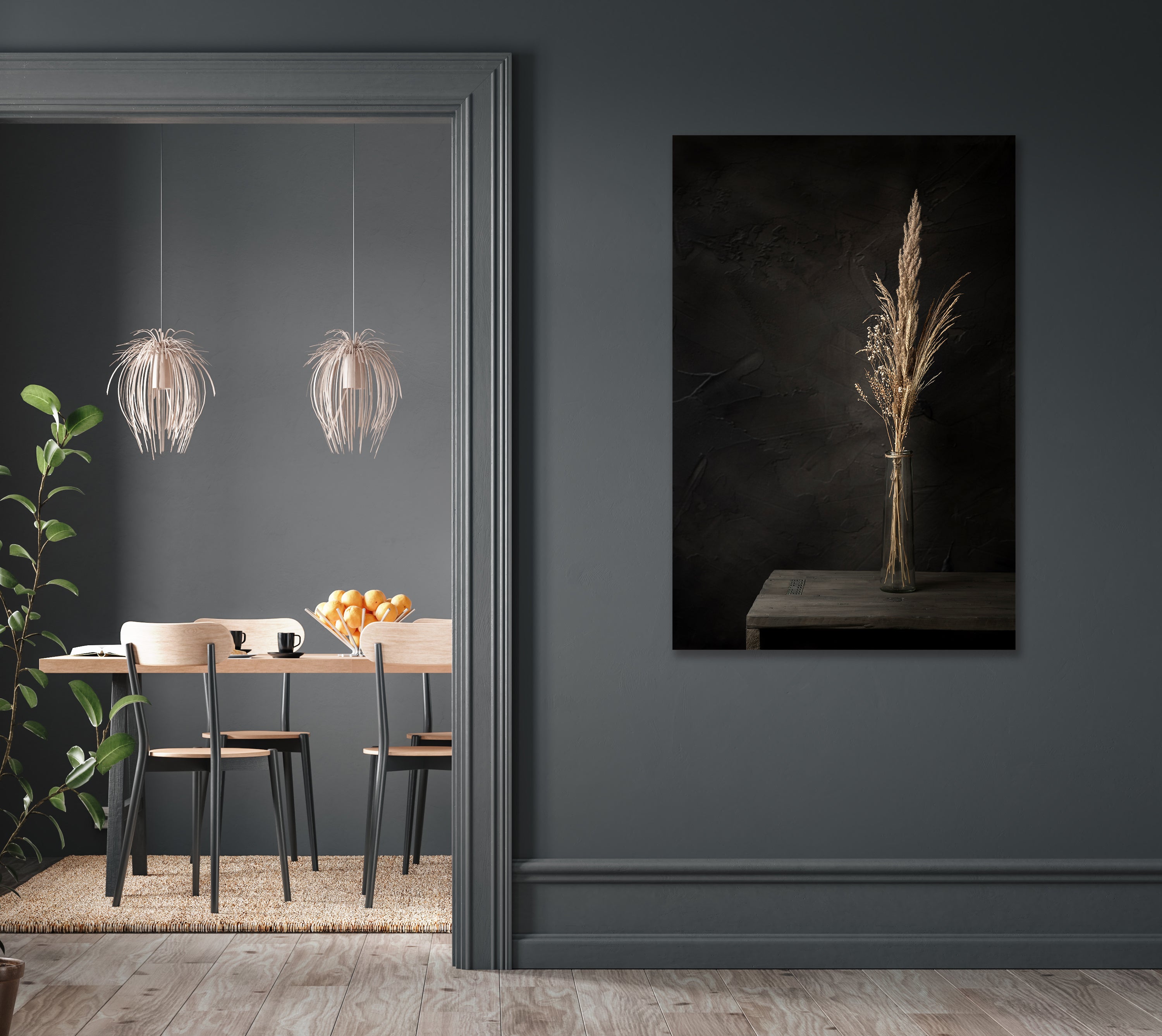 Donker stilleven met droogbloemen op oude houten tafel - Mayra Fotografie