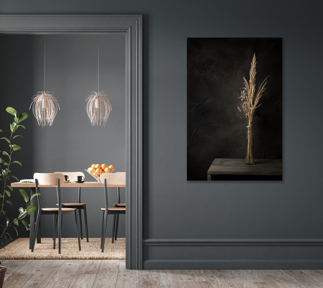 Donker stilleven met droogbloemen op oude houten tafel - Mayra Fotografie