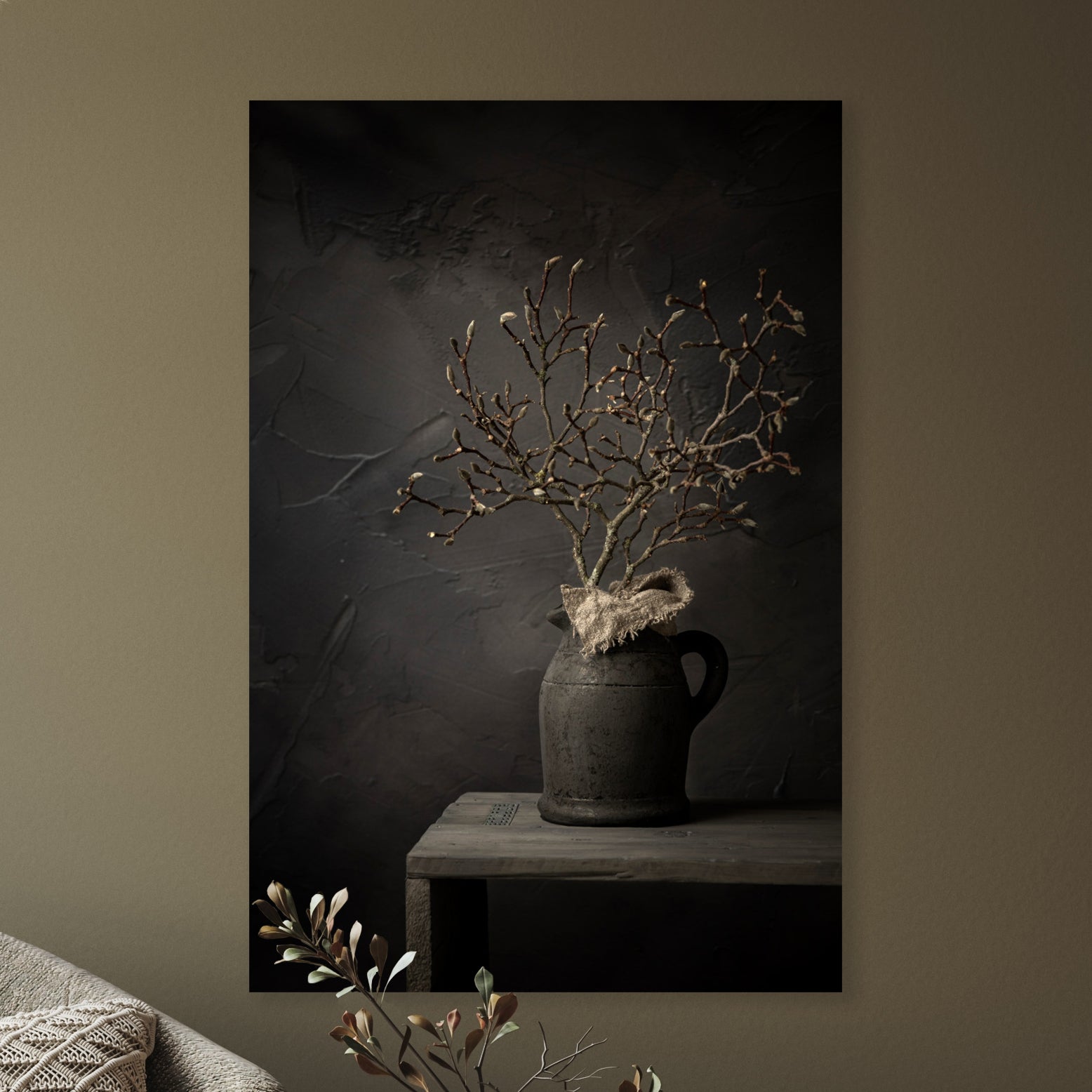 Donker stilleven met magnoliatak in kruik - Mayra Fotografie