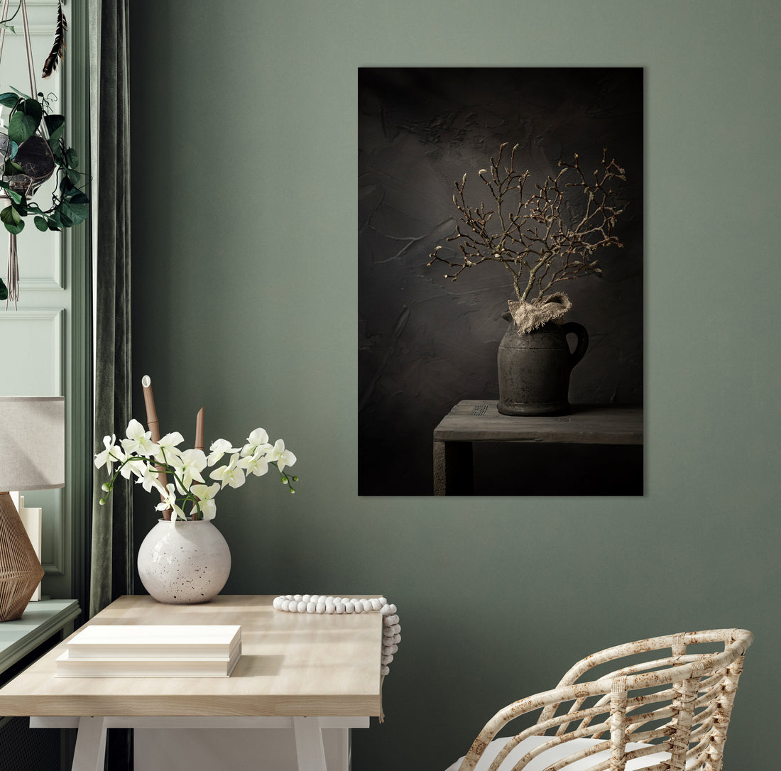 Donker stilleven met magnoliatak in kruik - Mayra Fotografie