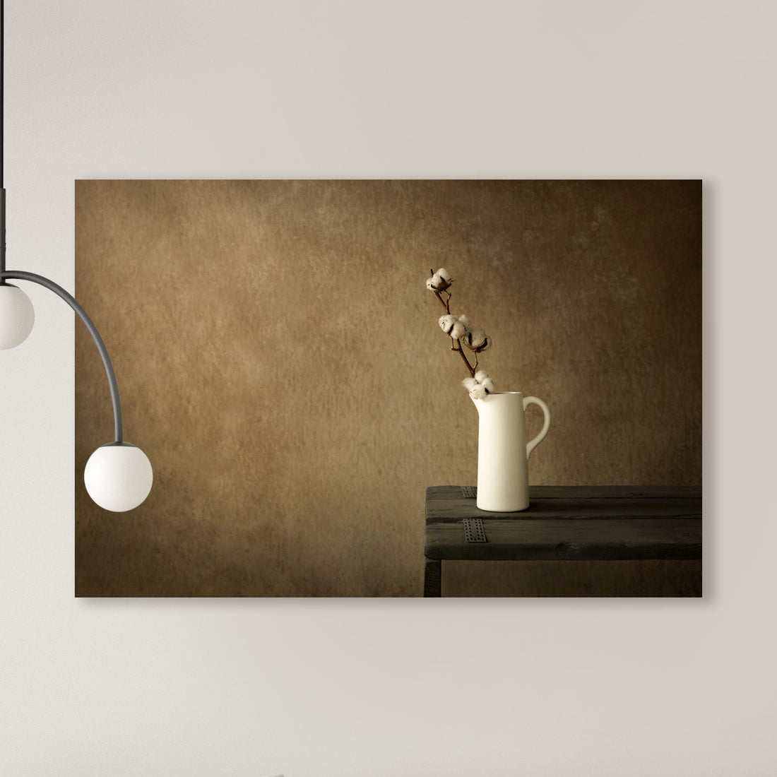 Stillleben mit Baumwollzweig in weißer Vase – Mayra Photography