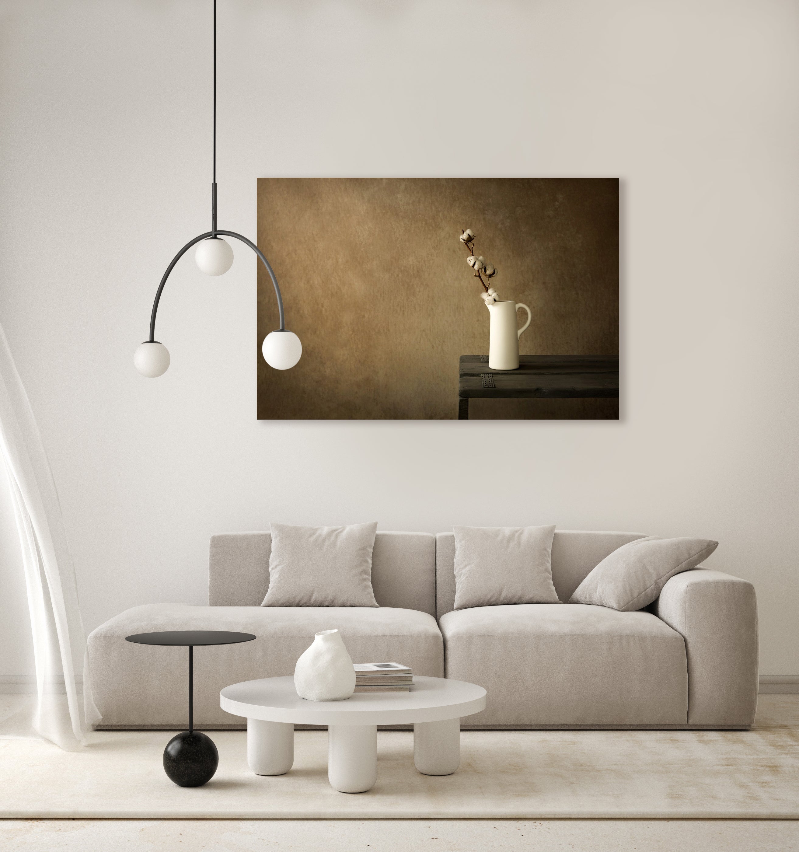 Stillleben mit Baumwollzweig in weißer Vase – Mayra Photography