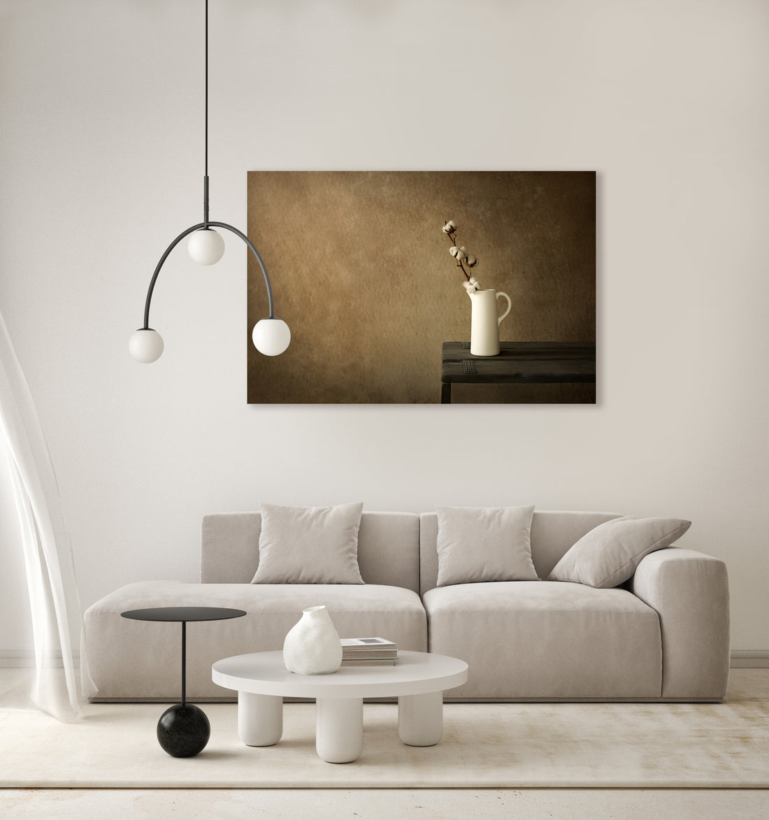 Stillleben mit Baumwollzweig in weißer Vase – Mayra Photography