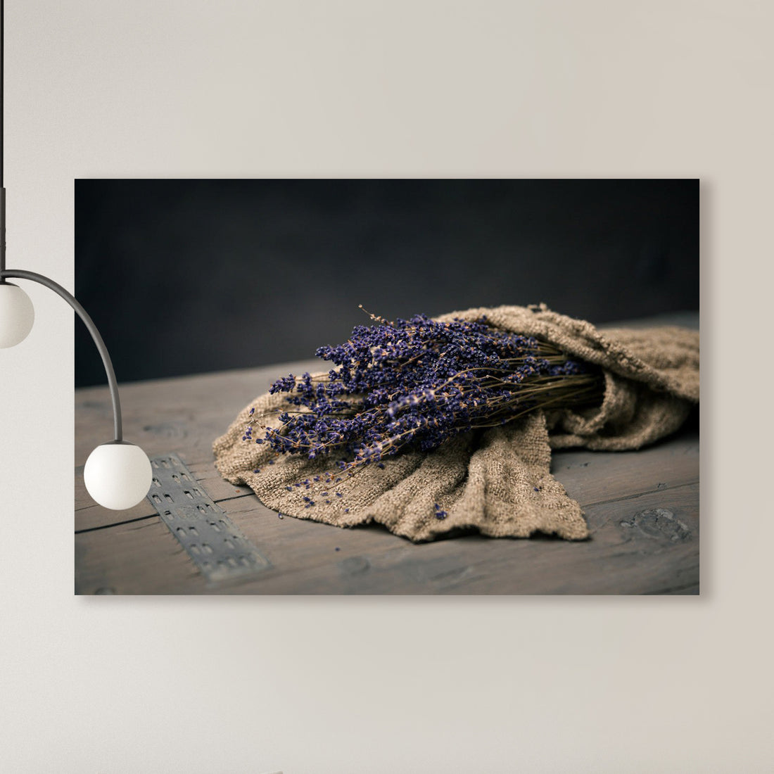 Stillleben mit Lavendel und schäbigem Stoff - Mayra Photography
